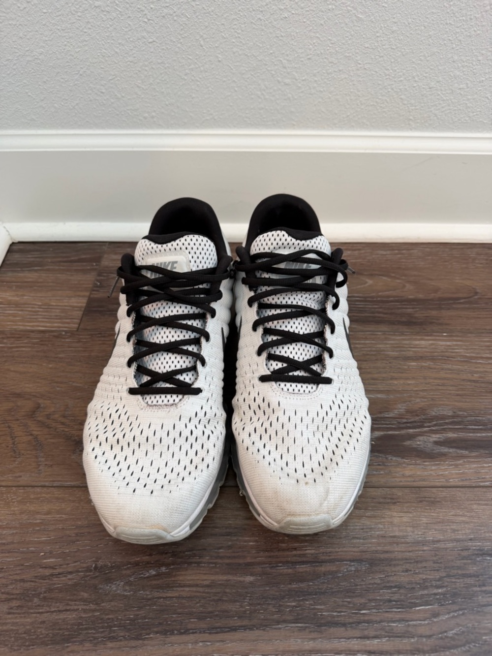 Nike Air Max 2017 White and Black Athletic Trainers - Picture 6 of 7